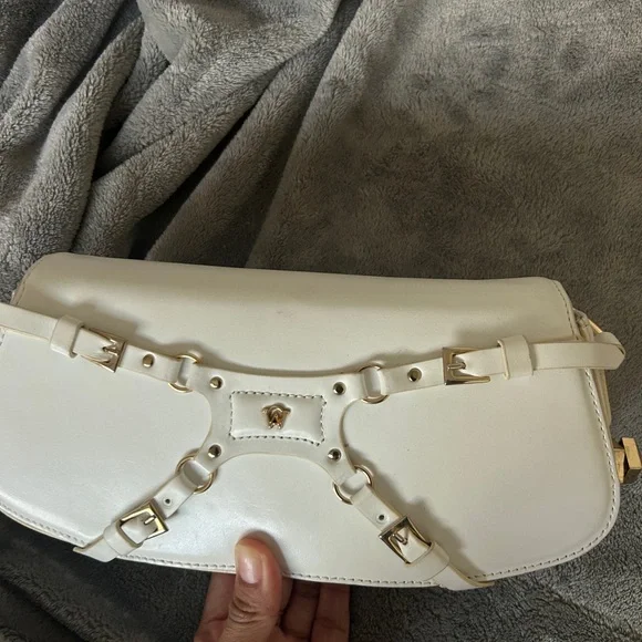 Manc. Lilith in White - Picture 3 of 16